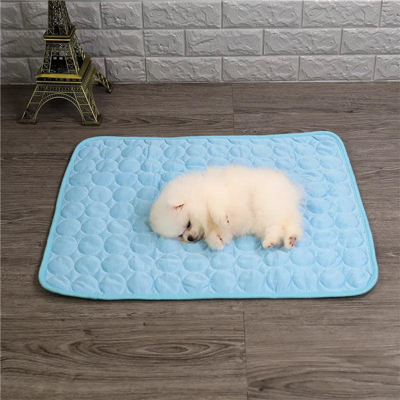Manta refrescante para mascotas, ideal para el verano. Mantiene a tu perro o gato fresco y cómodo.